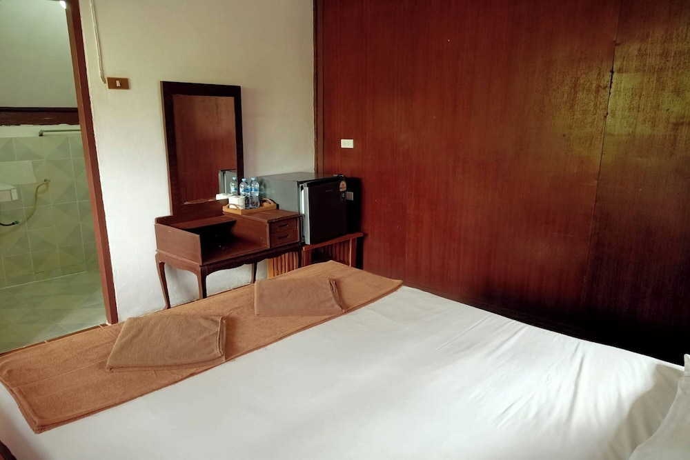Bungalow, Queen Bed, with Fan، Palm Point Village 4/6