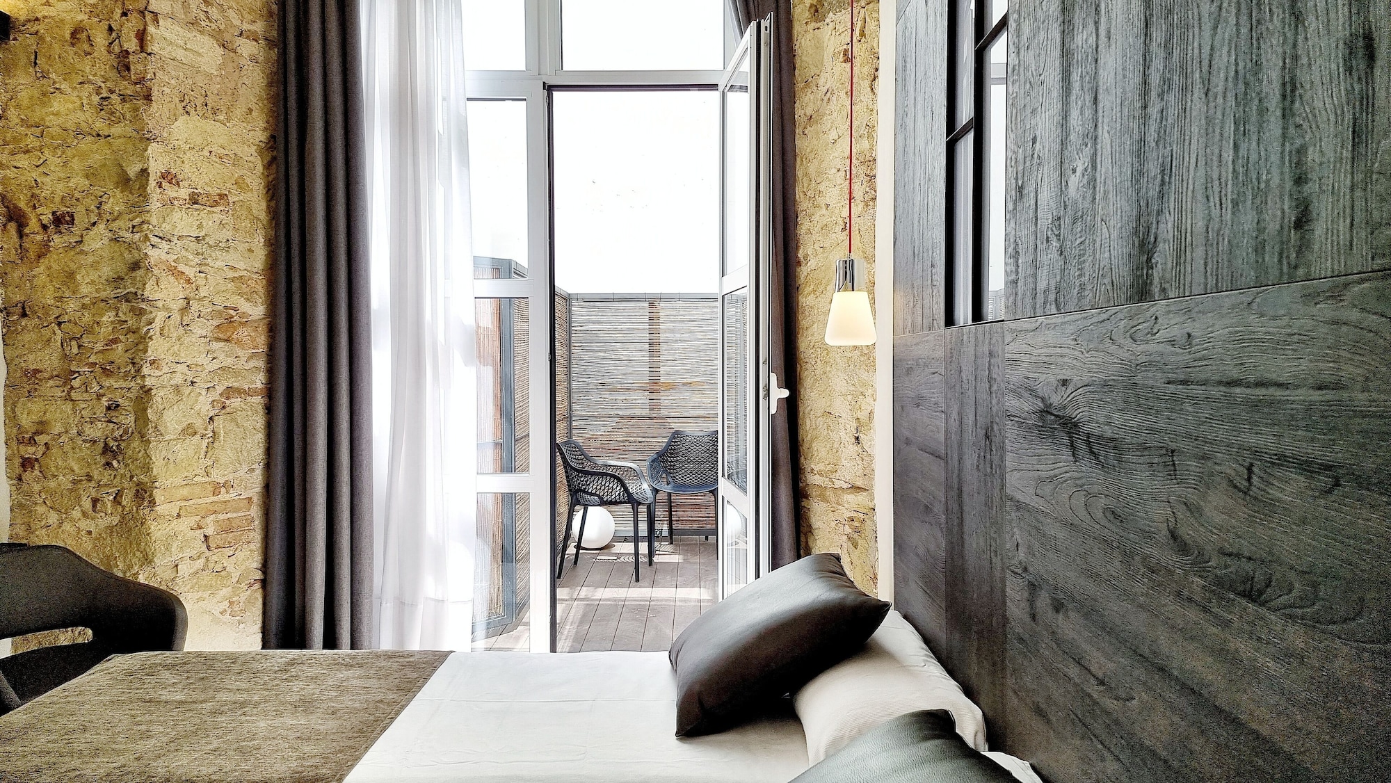 INTERIOR, DOUBLE BED, PATIO