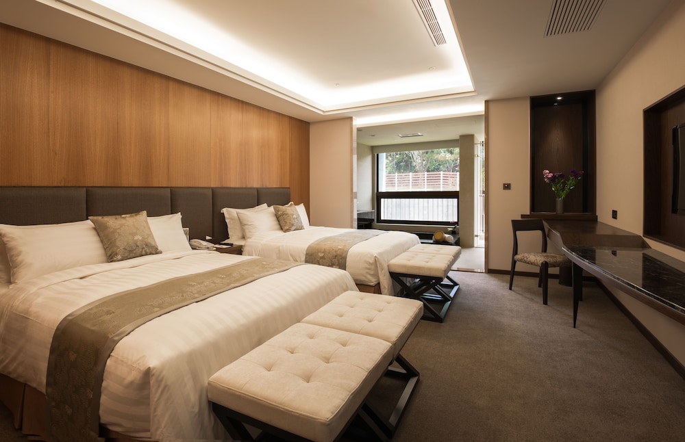 CLASSIC, TRIPLE, 2 DOUBLE BEDS