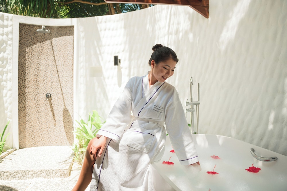Mercure Maldives Kooddoo Resort 8/73