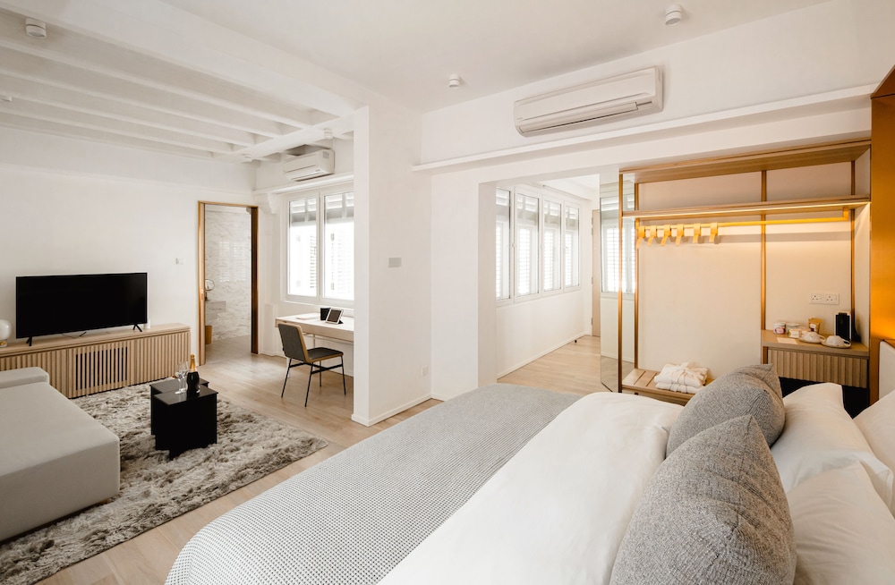 SUPERIOR, DOUBLE OR TWIN BED