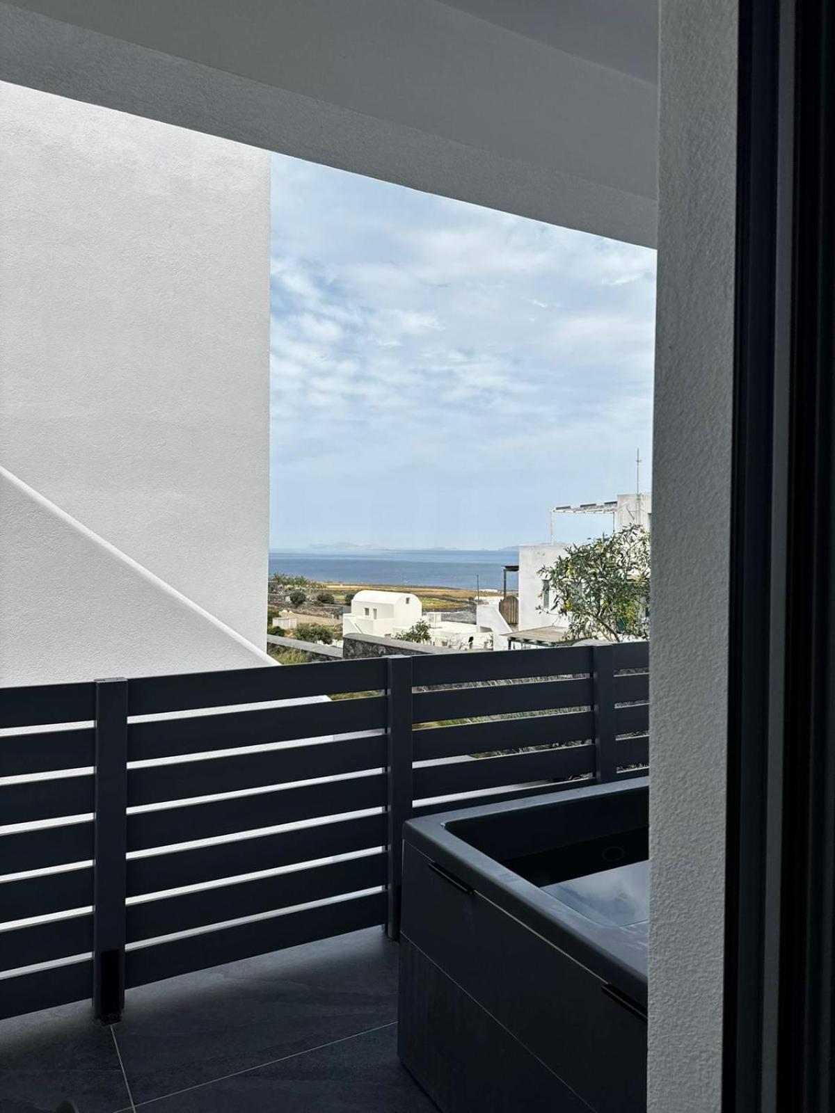 Nastram Suites Oia 12/30