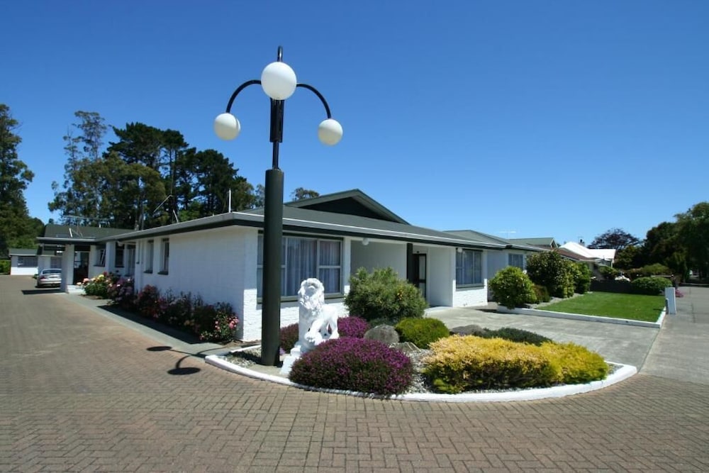 Queens Park Motels 54/60
