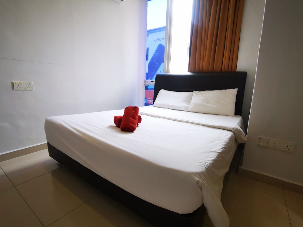 Clover Hotel 13/37