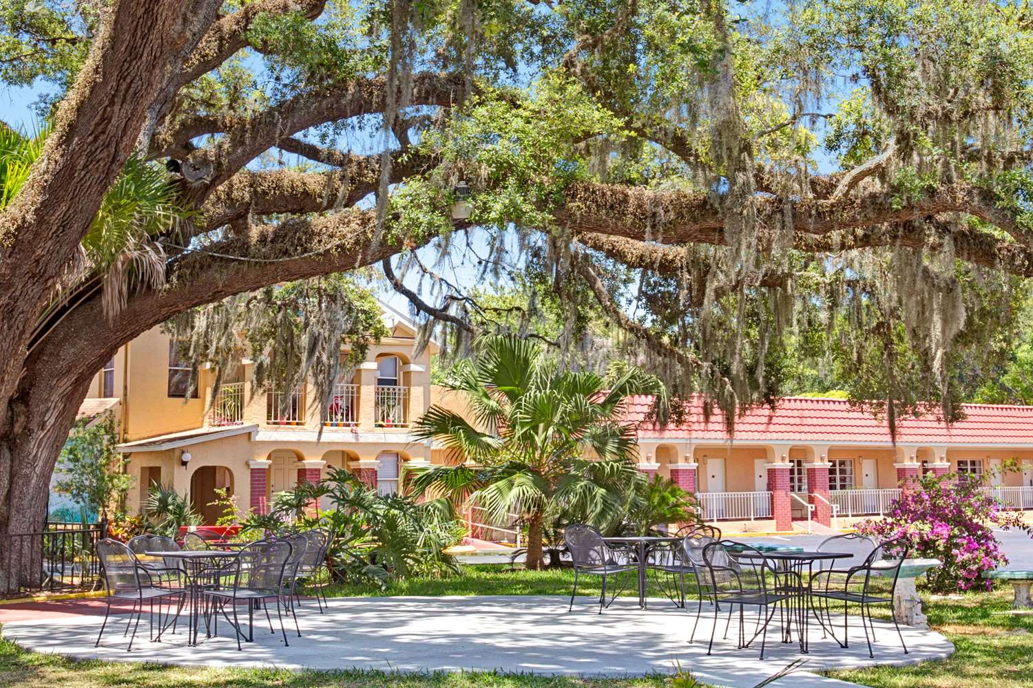 Villa 1565 (ex Howard Johnson Express Inn) 3/39