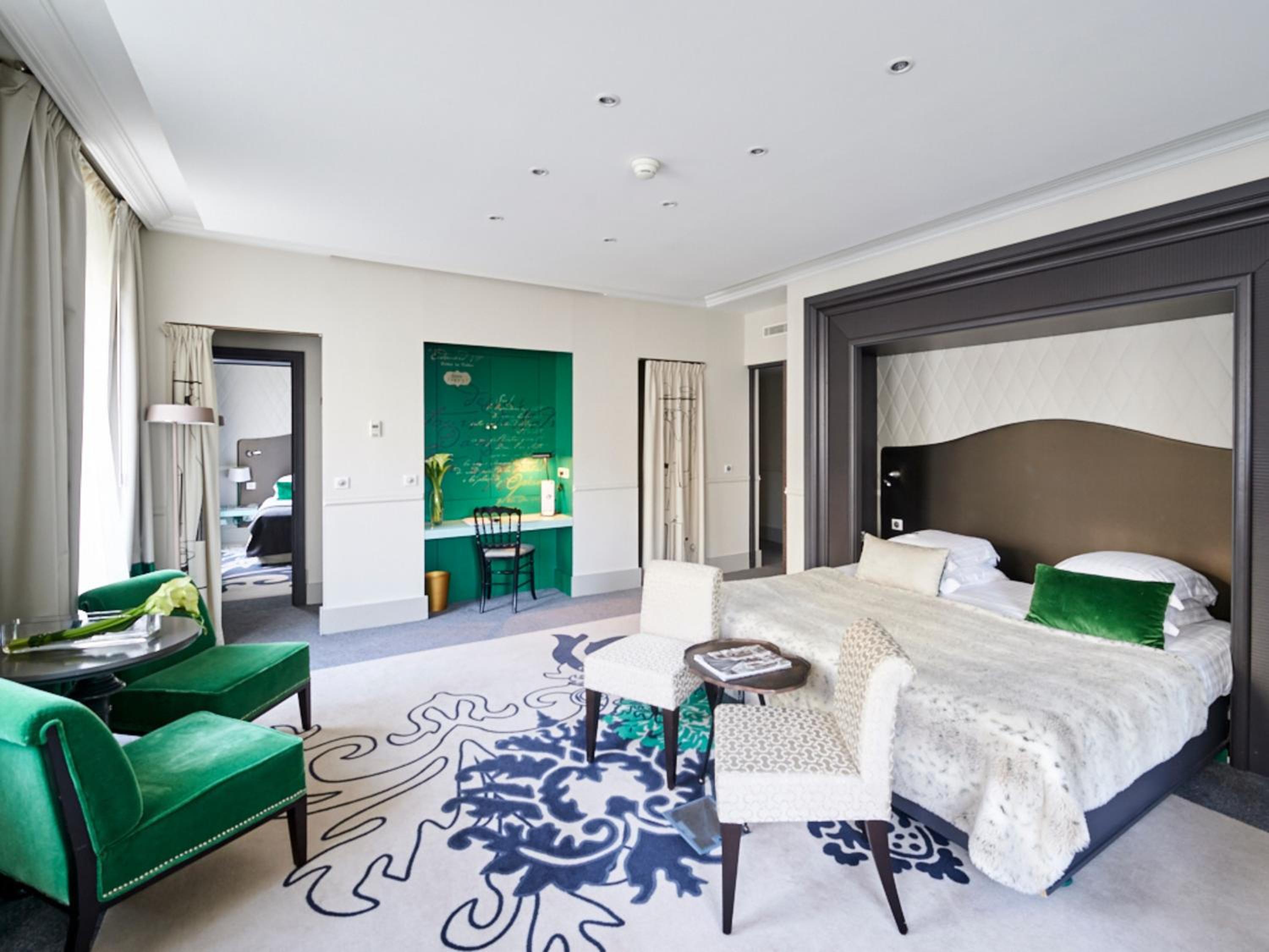 Junior Suite, Queen Bed, Opera View, Balcony