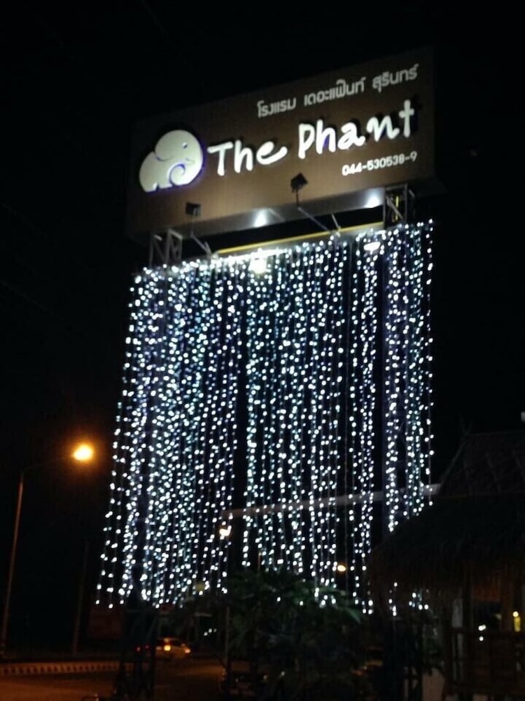 The Phant Hotel 4/42