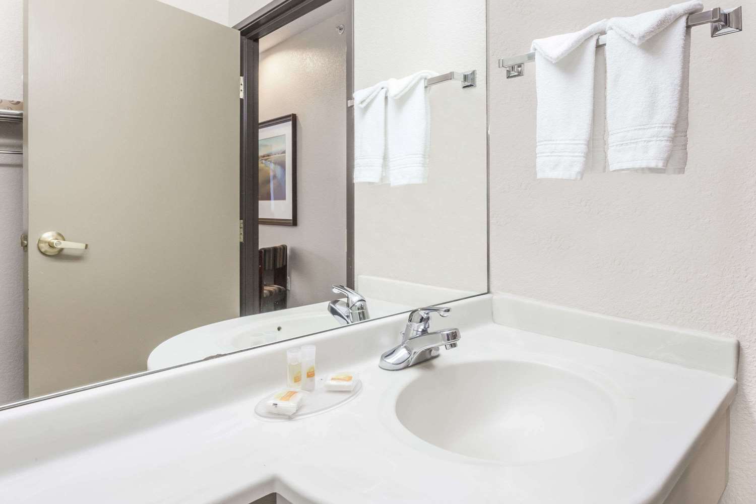 Days Inn by Wyndham near Kansas Speedway 11/13
