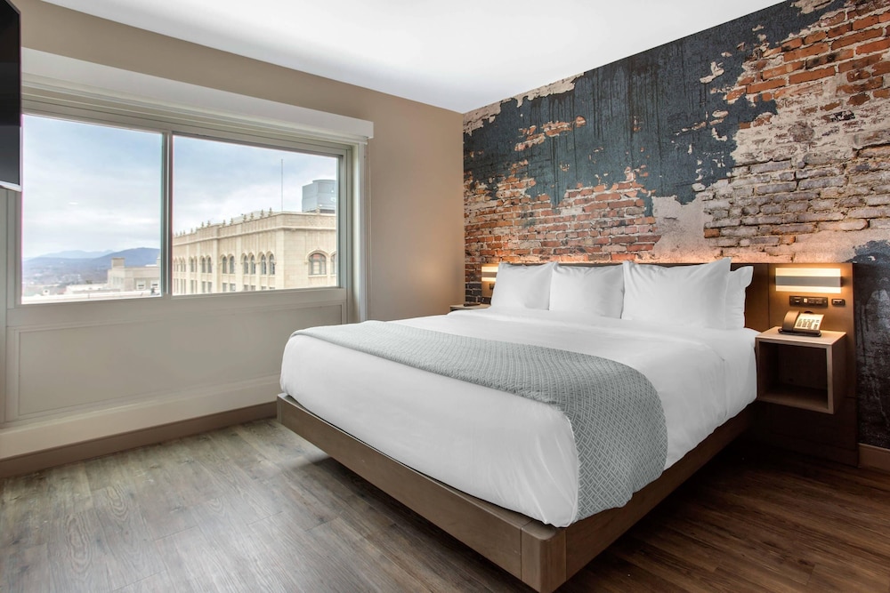 SUITE, KING BED, ACCESSIBLE