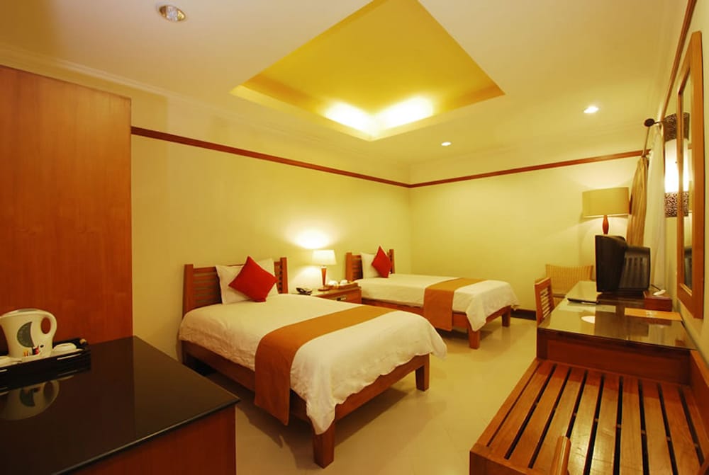 YULIA BEACH INN 13/67