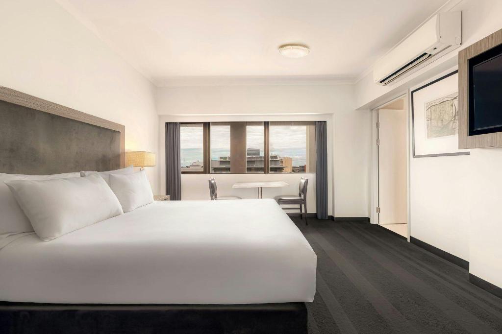Guest Room, King Bed, City View, Accessible
