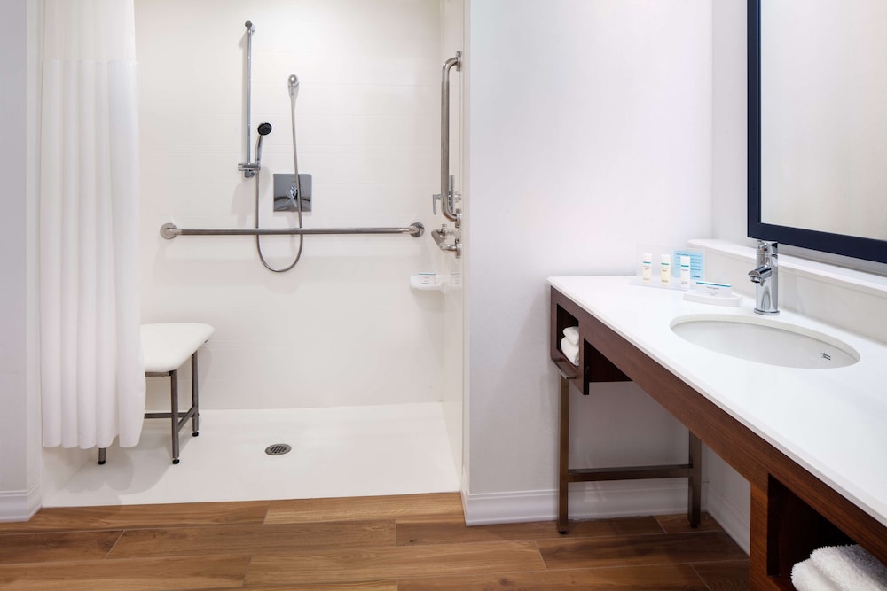 Hampton Inn Boston Seaport District 9/64