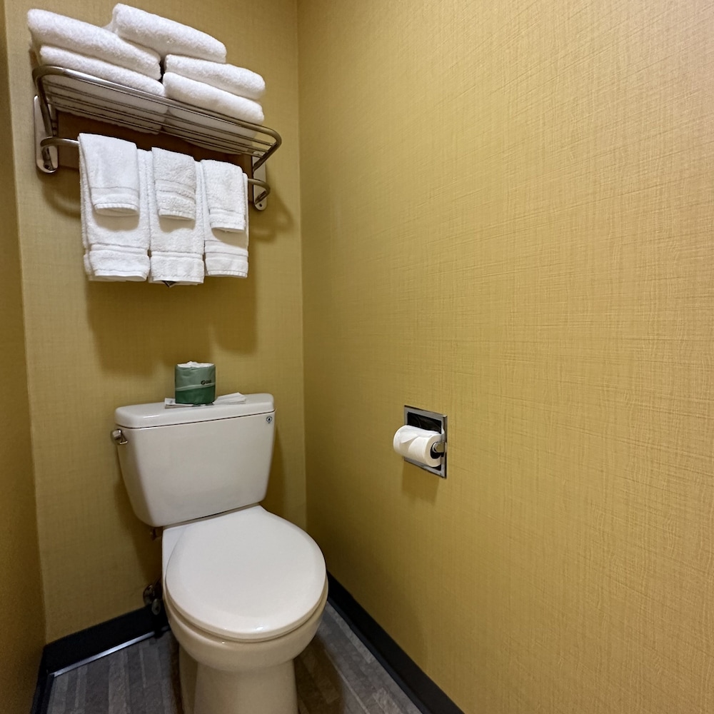 جناح عائلي بسريرين كوين مع أريكة، Timberland Inn & Suites 7/9