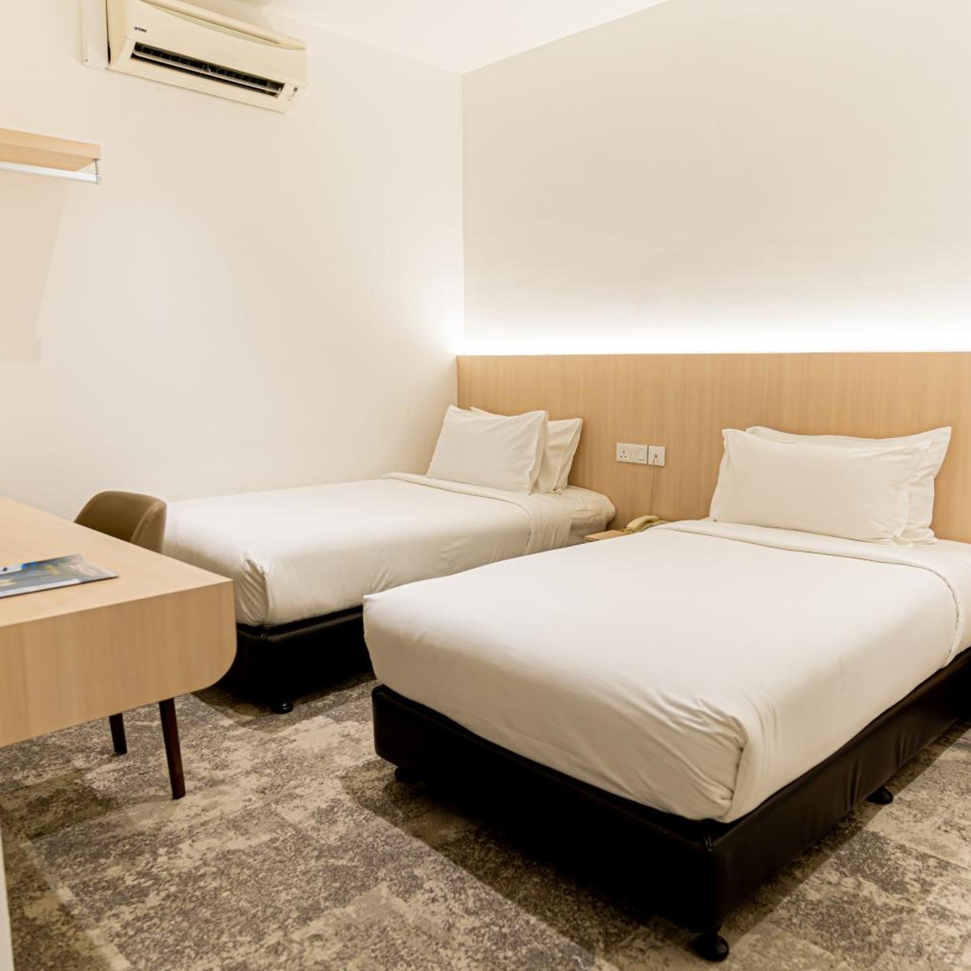 Sakura, Twin Beds, Smoking