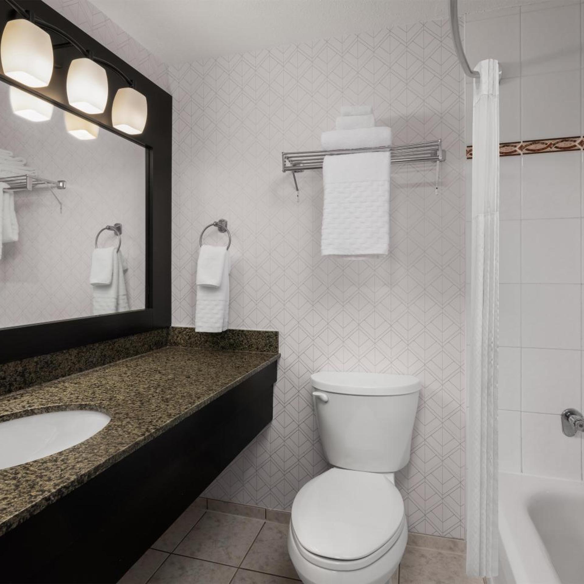 غرفة بسرير مزدوج بإطلالة على البحر بشرفة، Anchor Inn And Suites 3/3