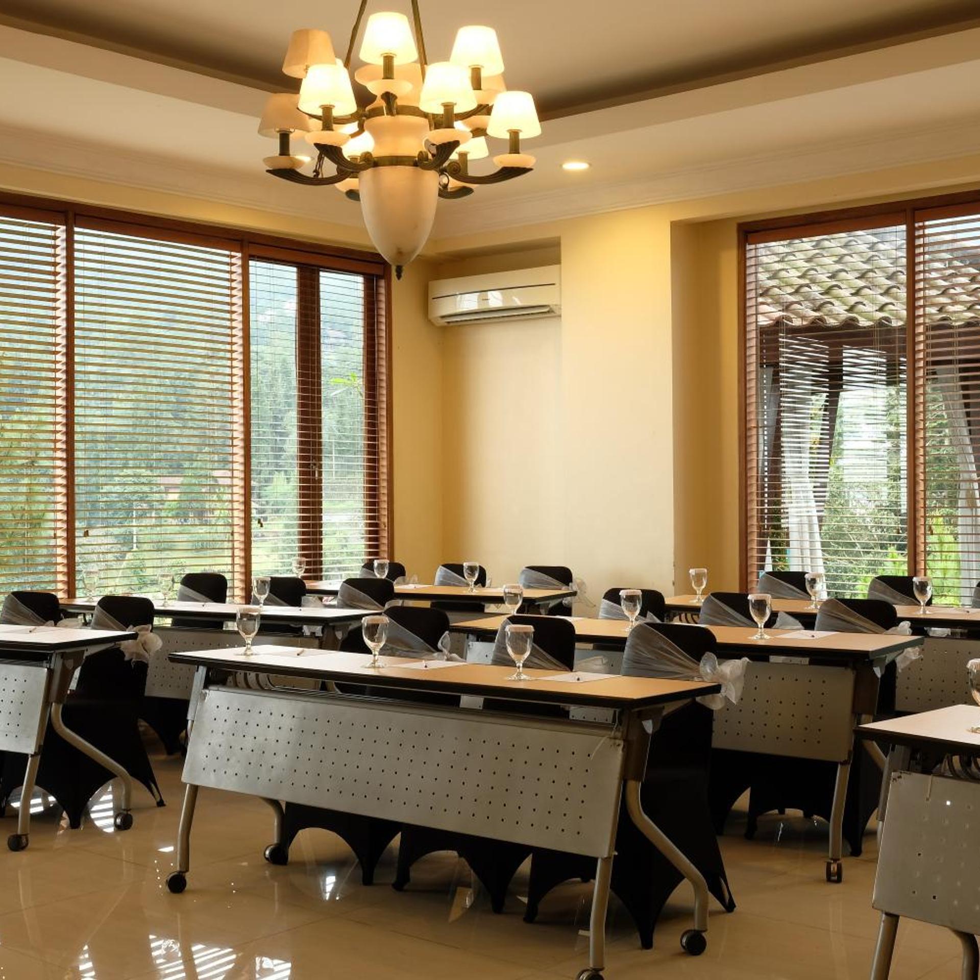 The Grand Hill Bistro Cafe Resort Hotel 43/57