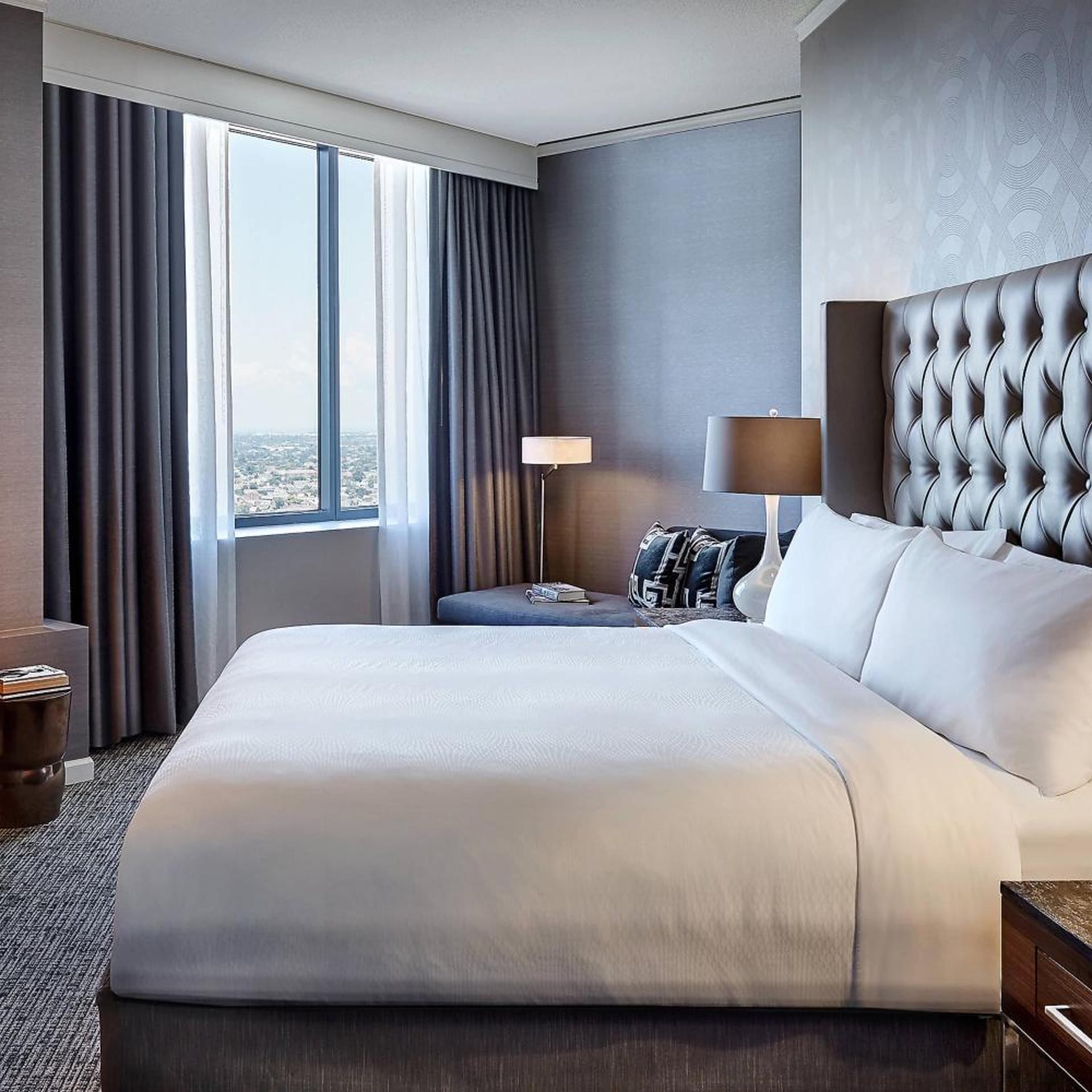 2 Bedrooms, Bi Level, Suite, City View, Jetted Tub, Corner