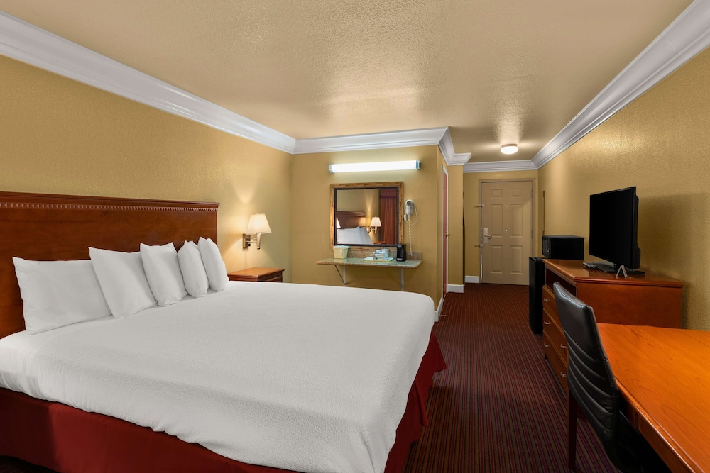 Standard, King Bed, Accessible