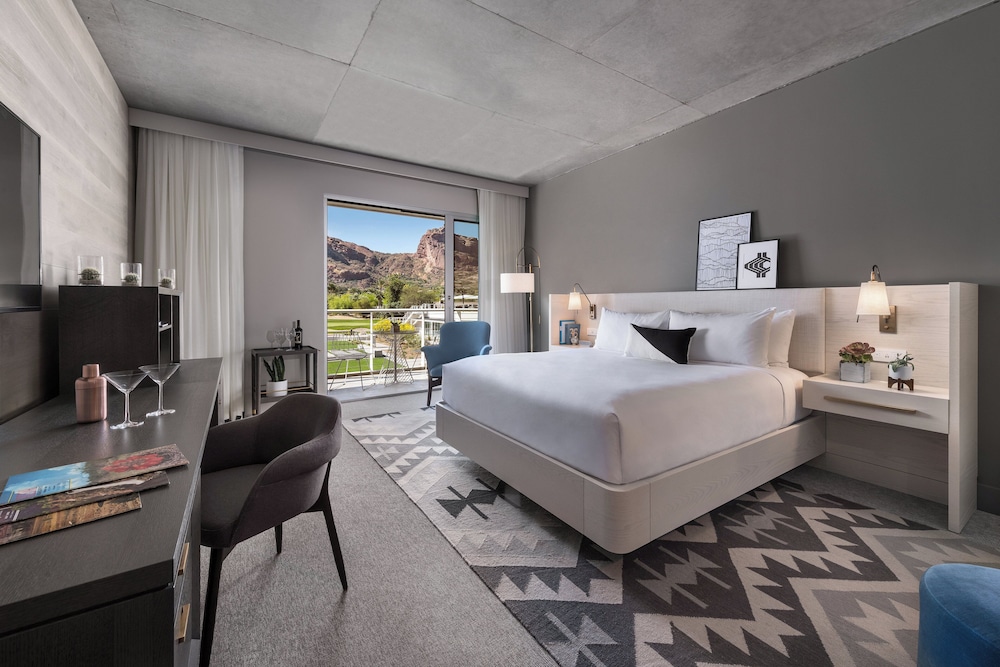 Mountain, Premium, King Bed, Mountain Shadows 7/10
