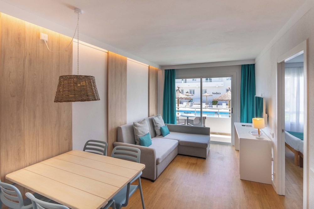 Cabot Hobby Club Apartments 17/63