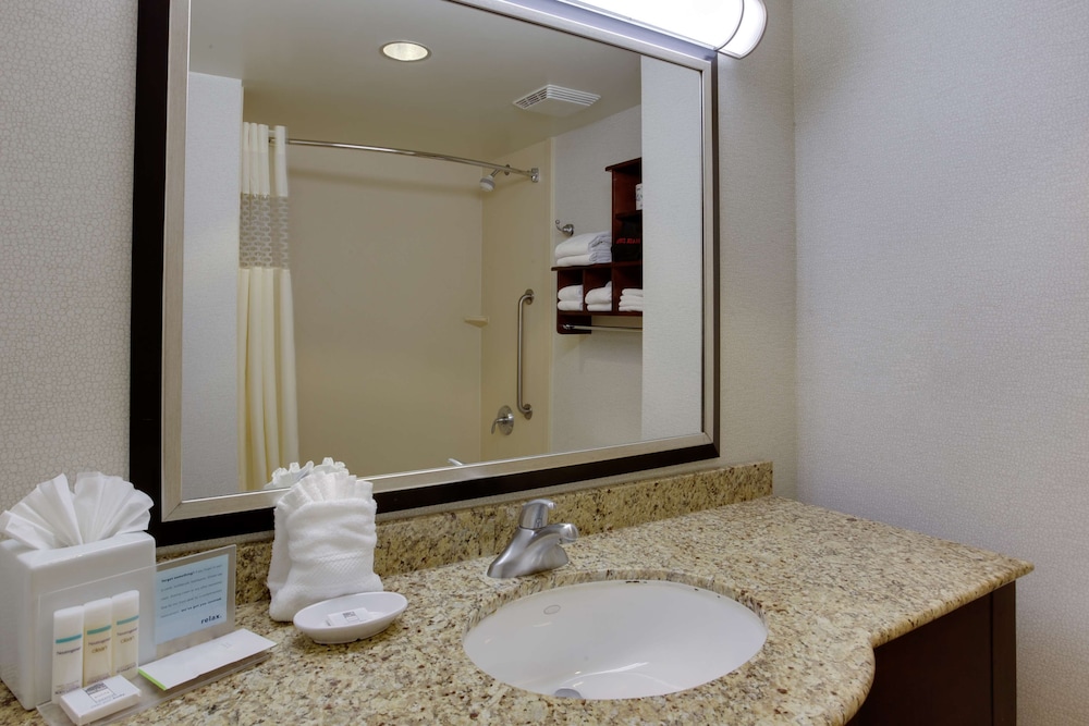 Hampton Inn Garden City Long Island, NY 16/32