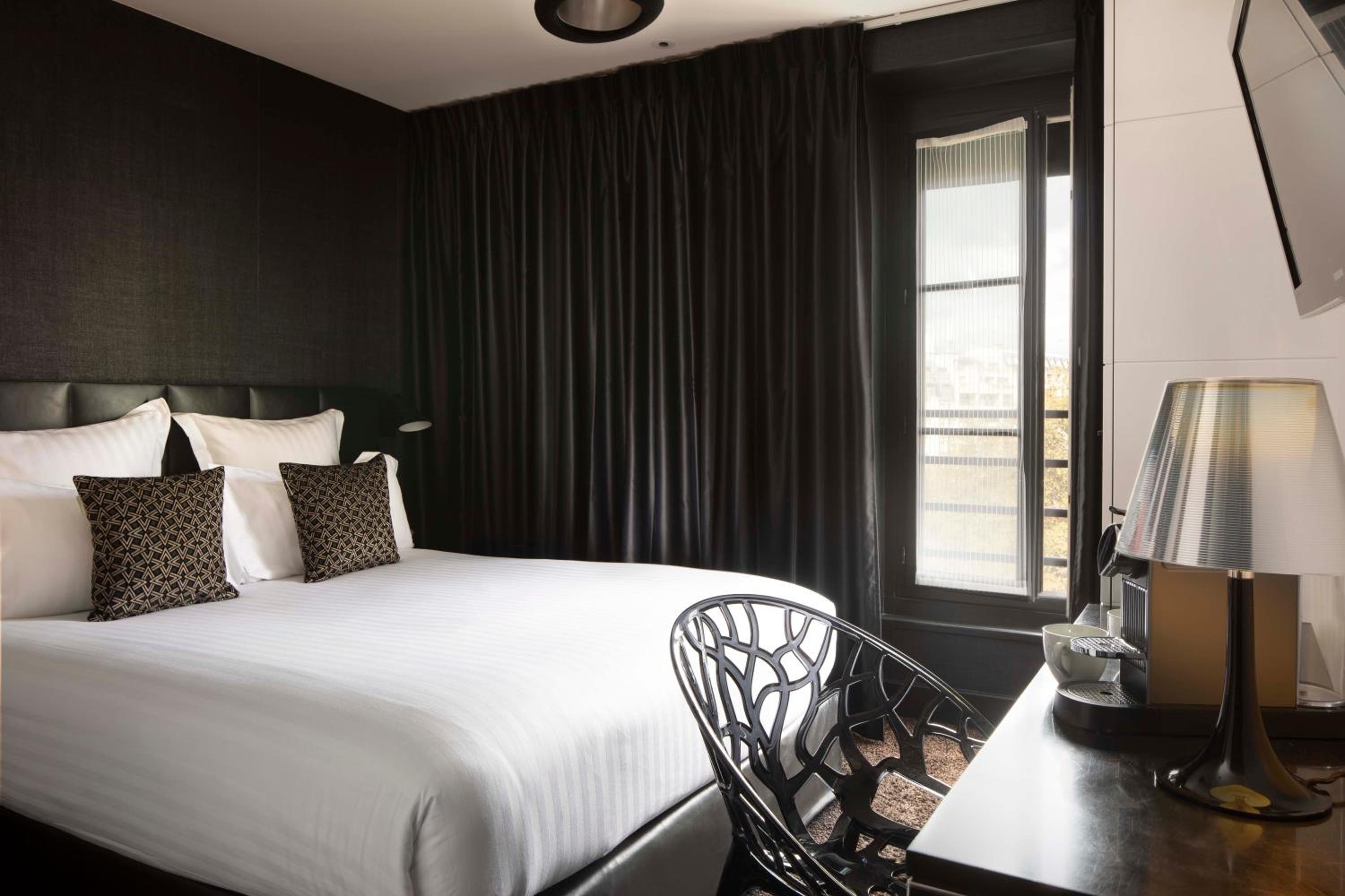DELUXE, DOUBLE BED, EIFFEL VIEW