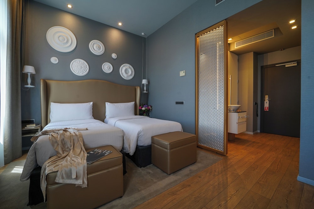 987 Prague Hotel 26/56