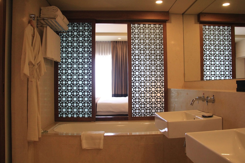 Radisson Blu Dhaka Water Garden 48/83