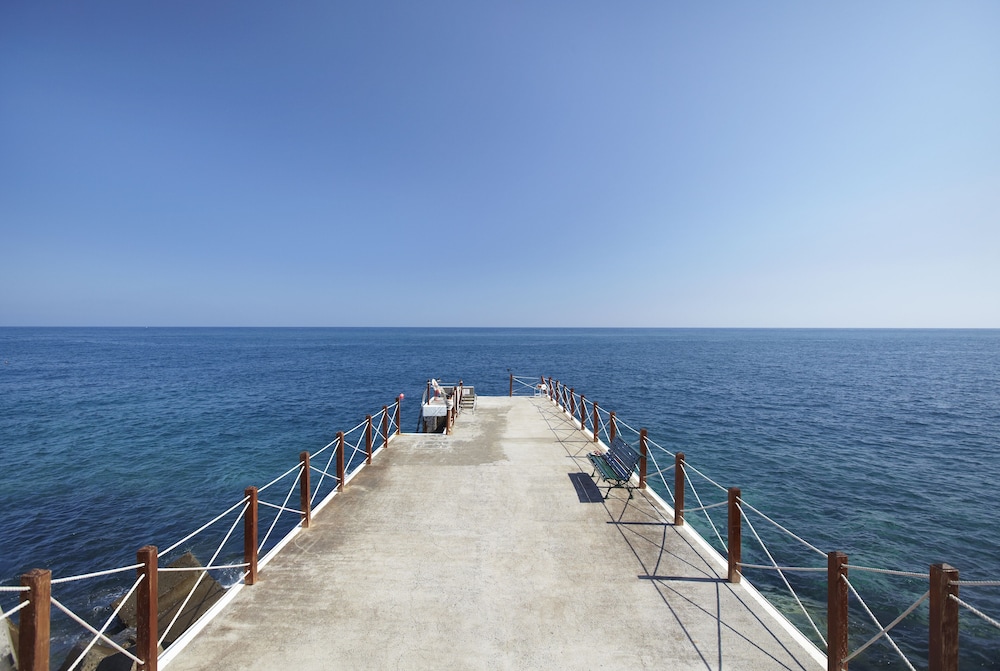 The Cliff Bay 35/43