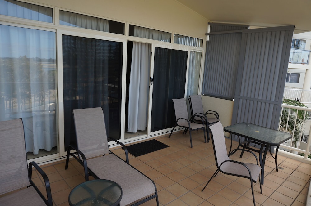 MOORINGS BEACH RESORT 58/77