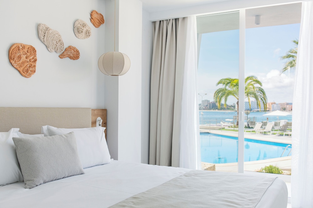 2 Bedrooms, Suite, 2 Double Beds, Pool Side