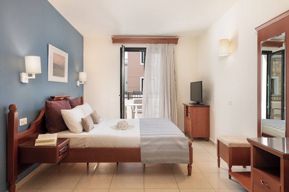 STUDIO, KING BED, INLAND VIEW