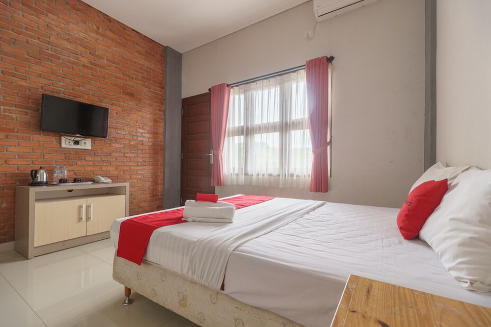 RedDoorz Plus @ Hotel Negeri Baru Lodaya Puncak 5/24