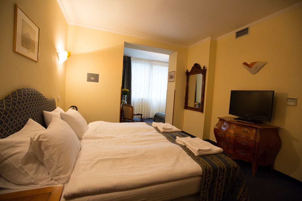 DELUXE, DOUBLE OR TWIN BED