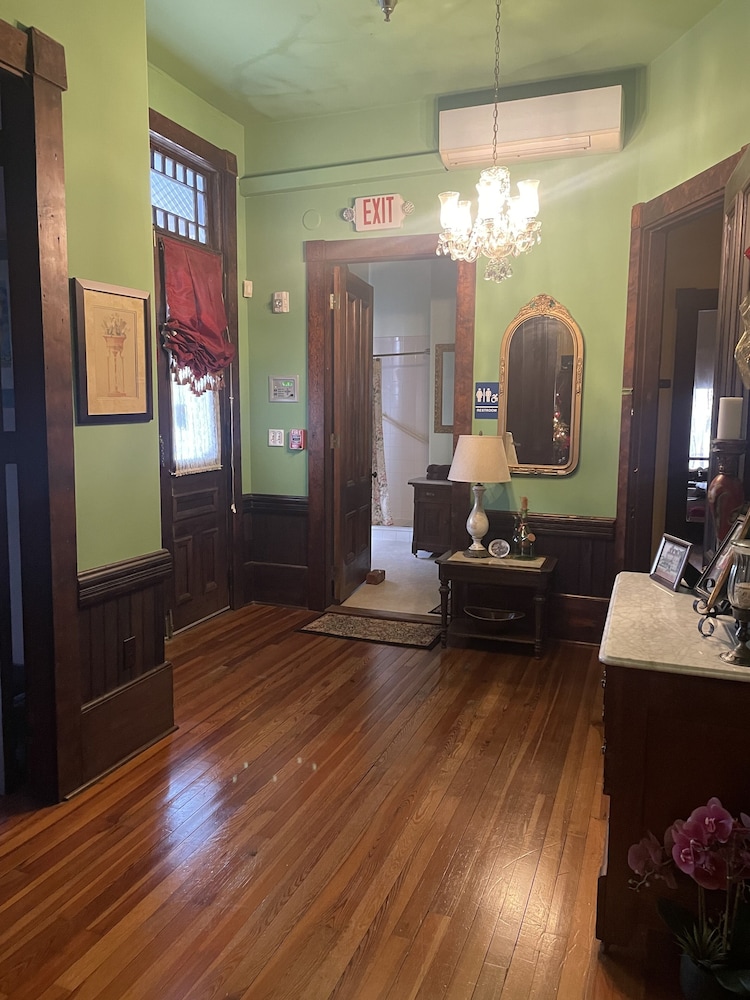 Grand Gables Inn Bed & Breakfast 30/38