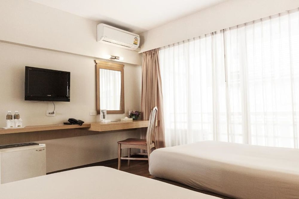Samran Place Hotel 40/45