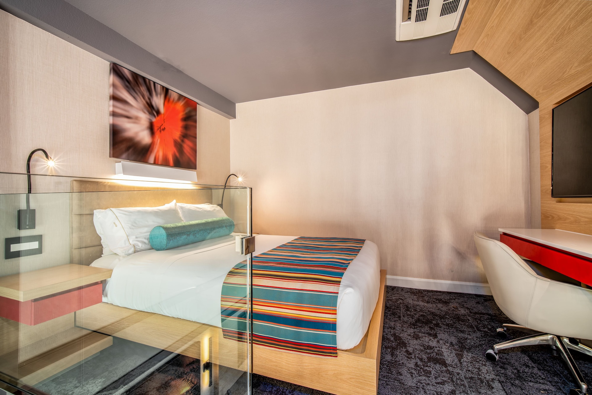 LOFT, QUEEN BED