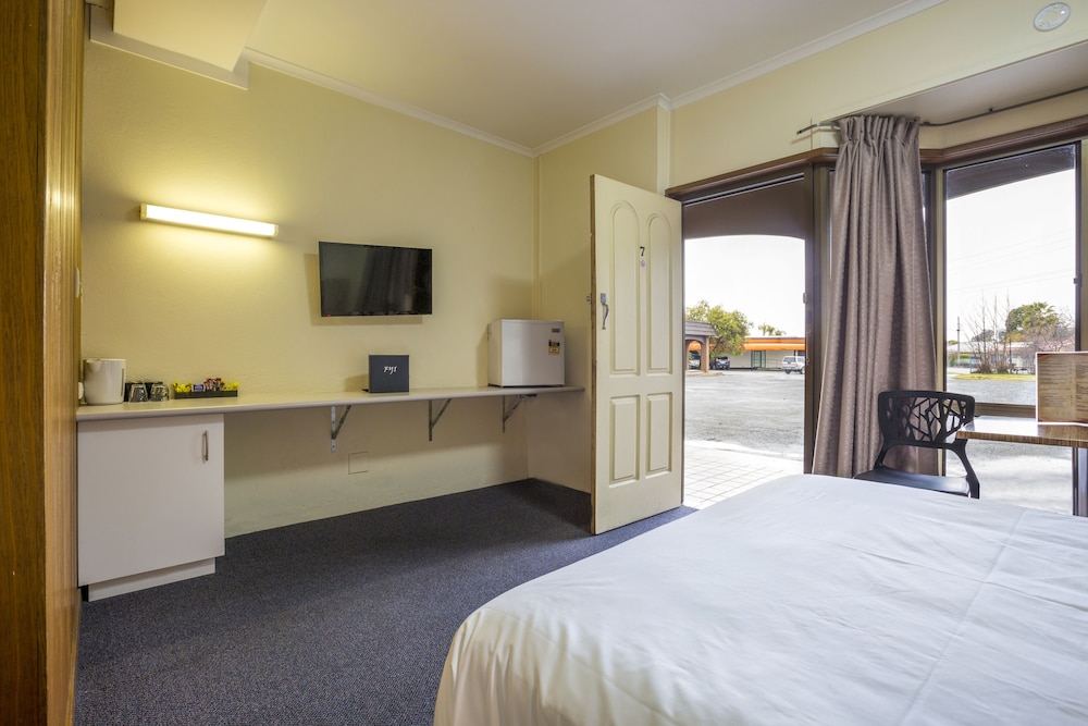 BOOMERANG HOTEL 3/48