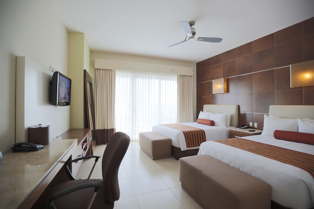 Krystal Urban Cancun 19/63