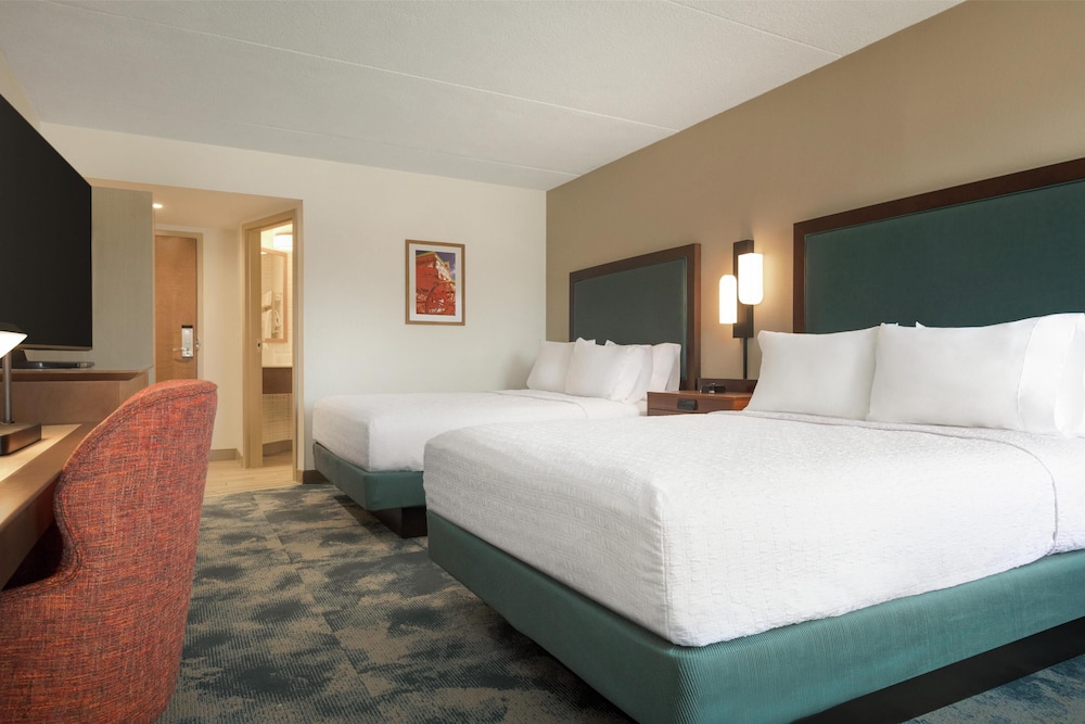 Room, 2 Queen Beds, Pool Side, Accessible