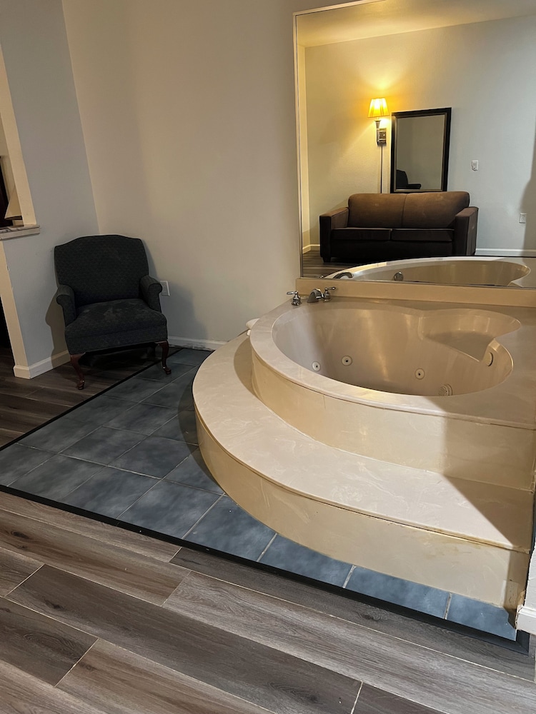 Baymont Inn And Suites Carthage 44/44