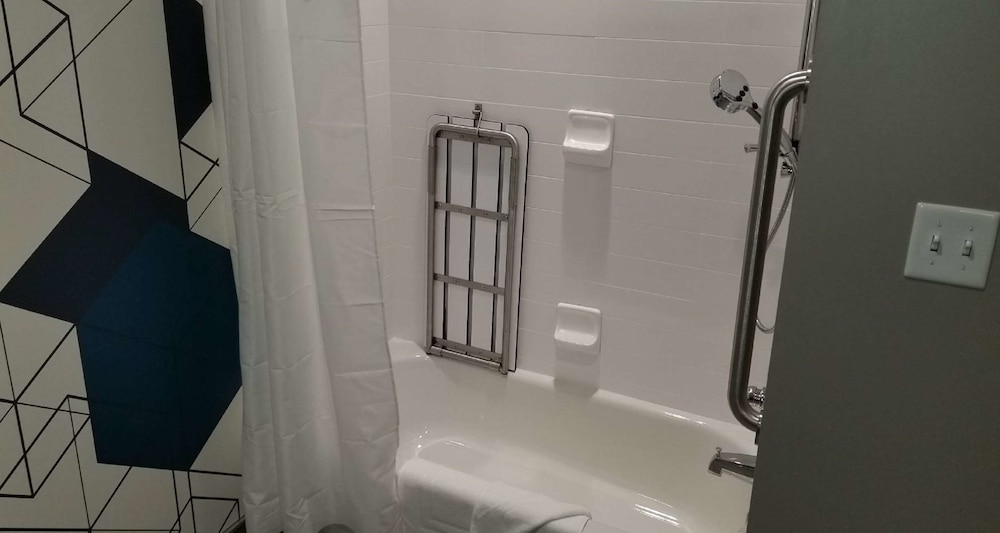 Best Western Plus Parkside Inn & Suites 16/39