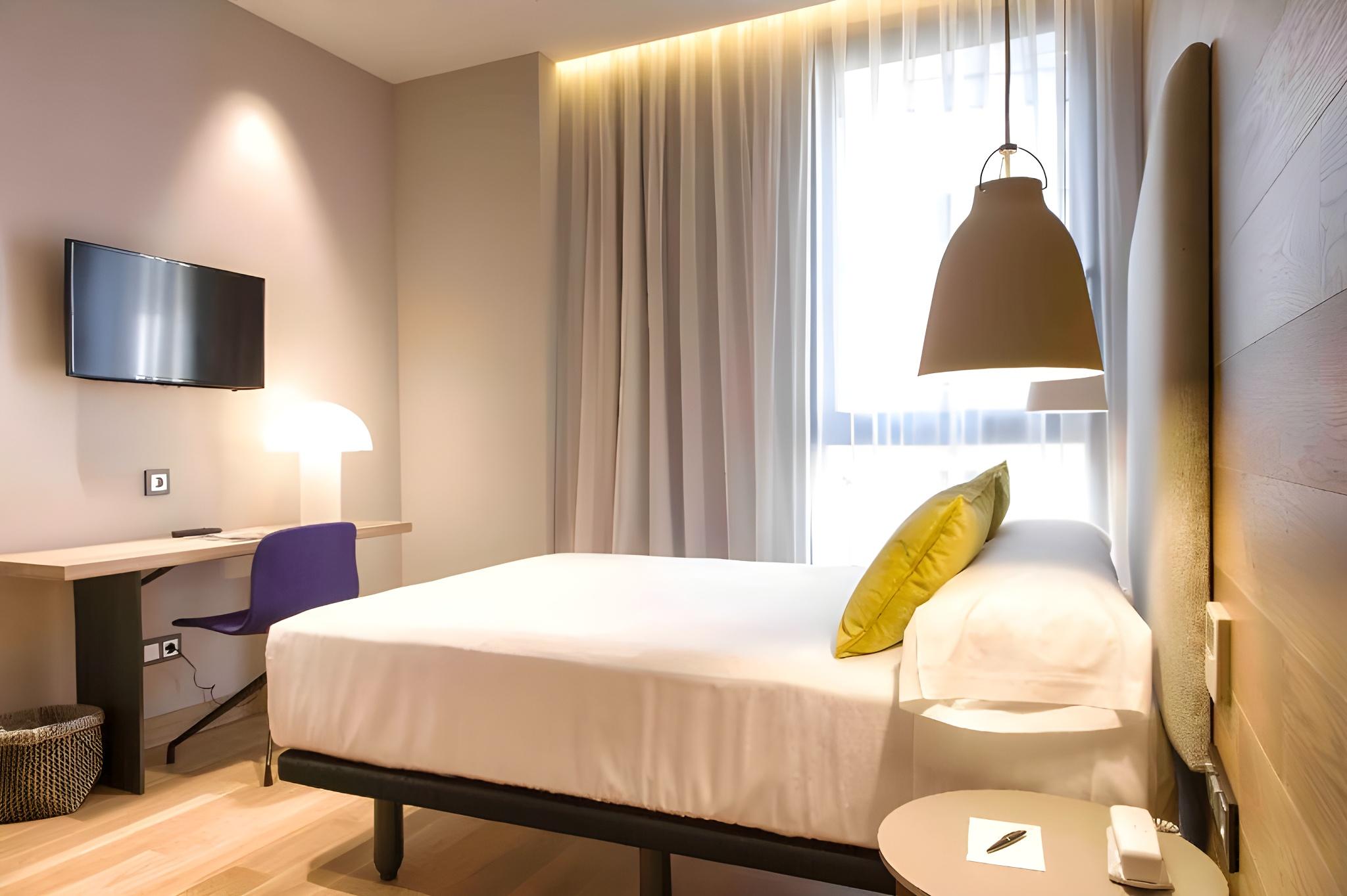 Petite, 2 Double Beds