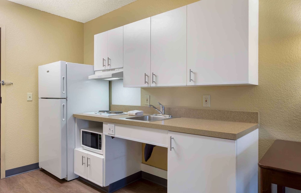 غرفة عصرية بسرير كوين بمطبخ للمدخنين لذوي الإعاقة، Studio 6 Suites Seattle Kent WA 8/8
