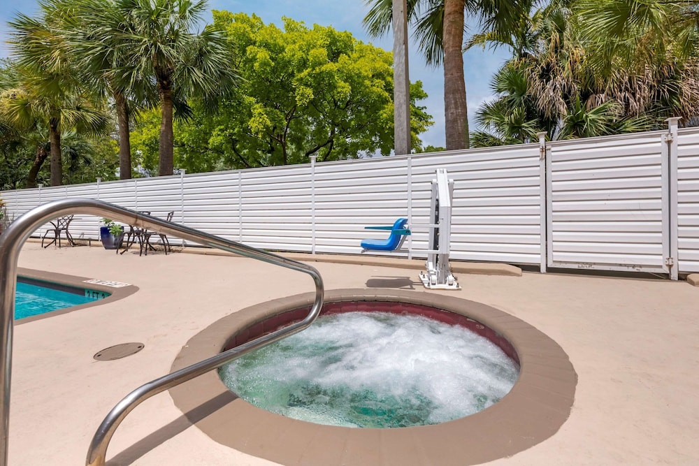 Comfort Inn & Suites Fort Lauderdale West Turnpike 12/32