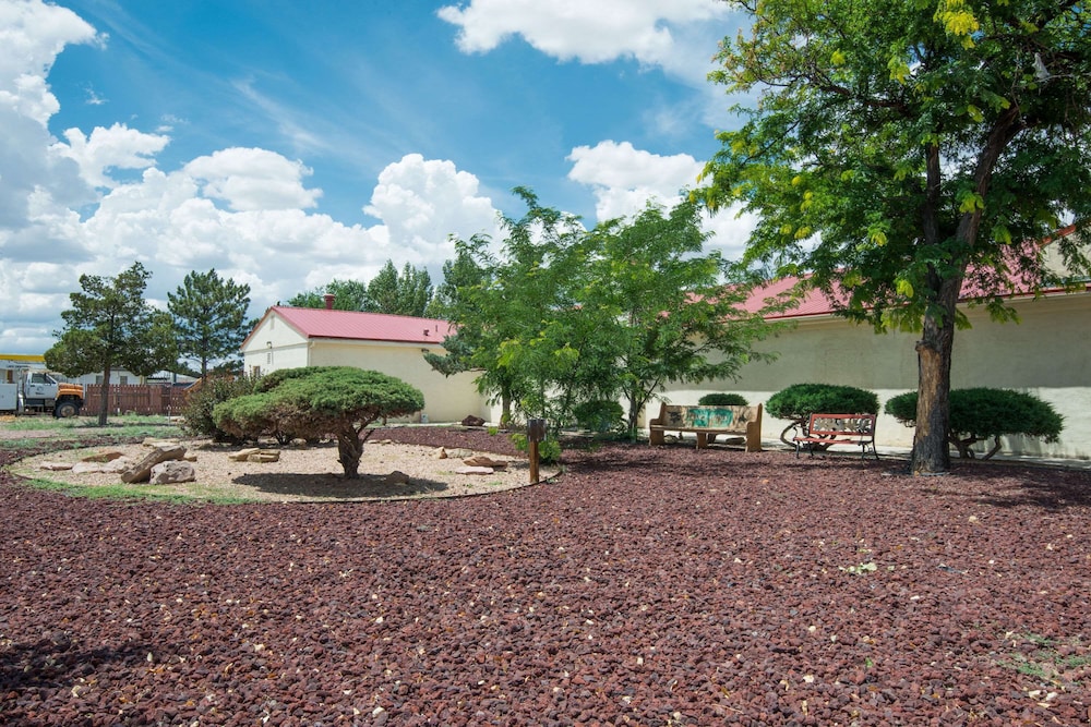 Days Inn By Wyndham Gallup 1/18