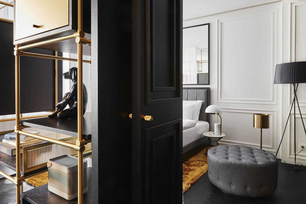 Roomers Munich, Autograph Collection 8/56