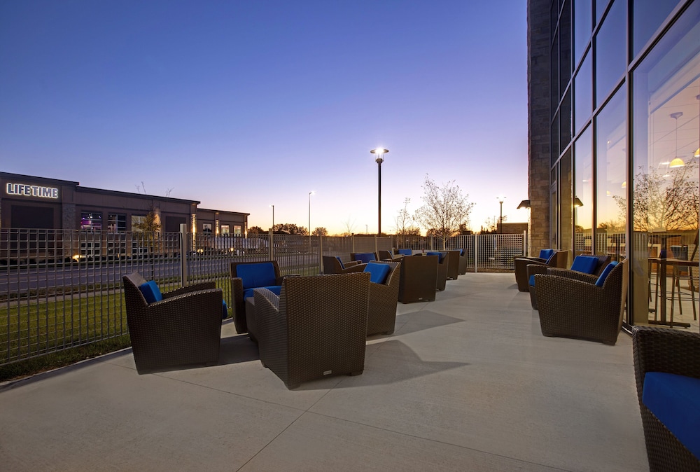 Holiday Inn Express & Suites Milwaukee - Brookfield 55/59