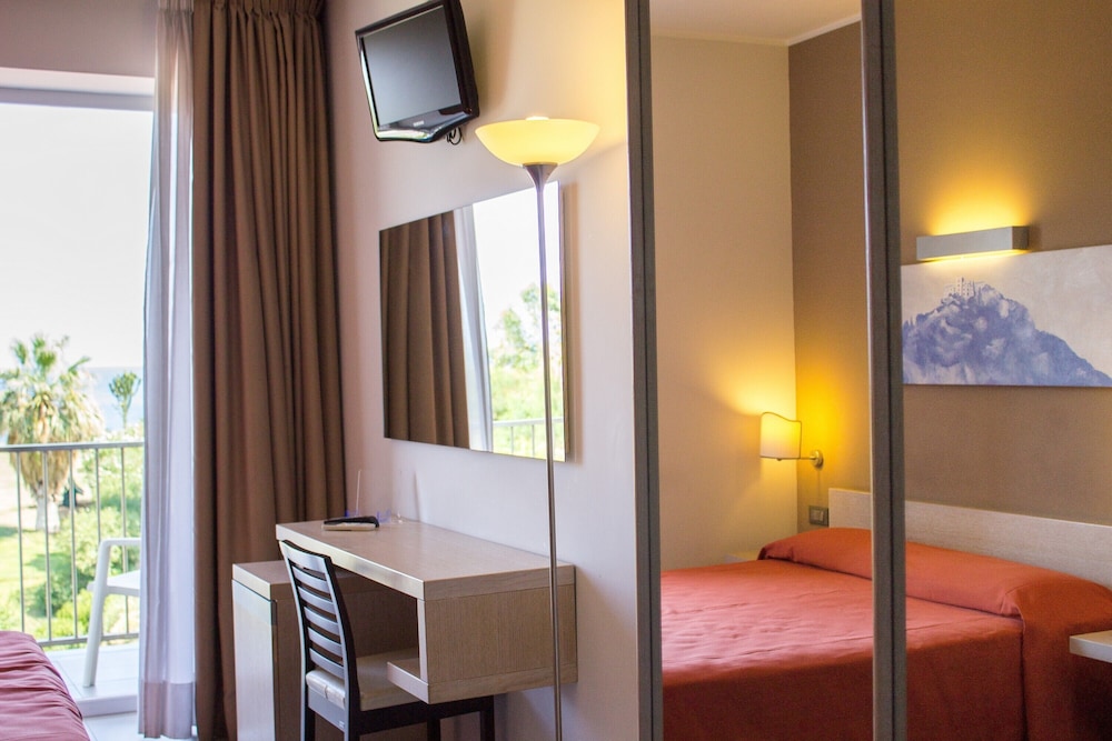 Deluxe, Triple, 1 Double and 1 Single Bed, Street View