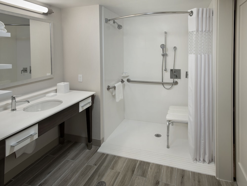 Hampton Inn Boston Logan Airport 9/38